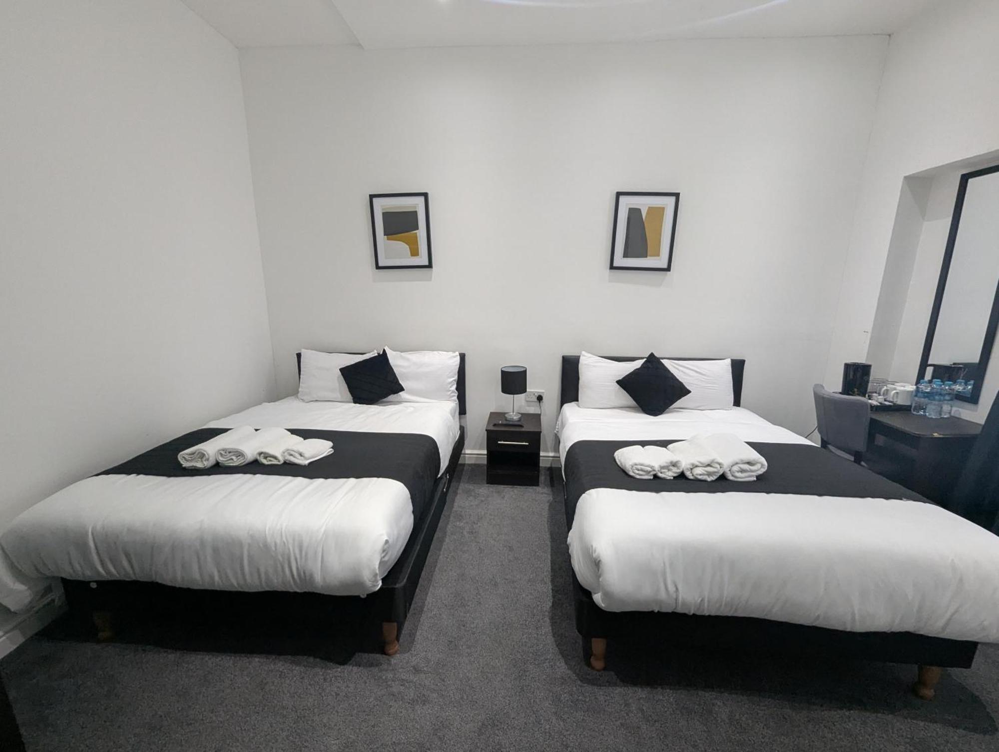 Oyo Firs Lodge London Heathrow Hounslow Esterno foto