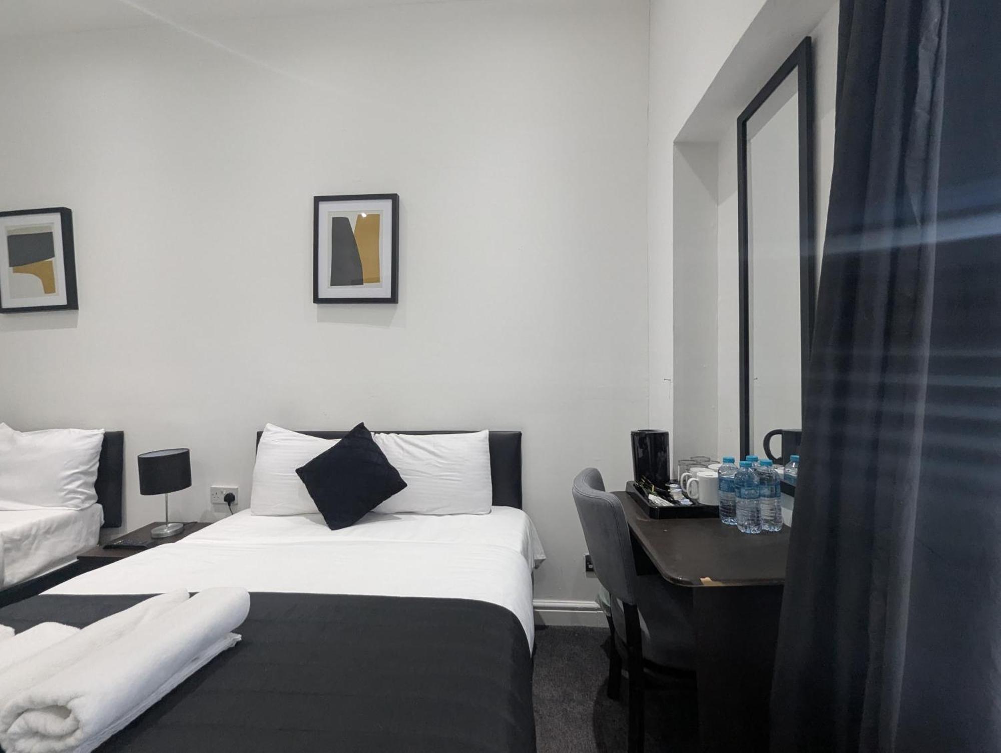 Oyo Firs Lodge London Heathrow Hounslow Esterno foto
