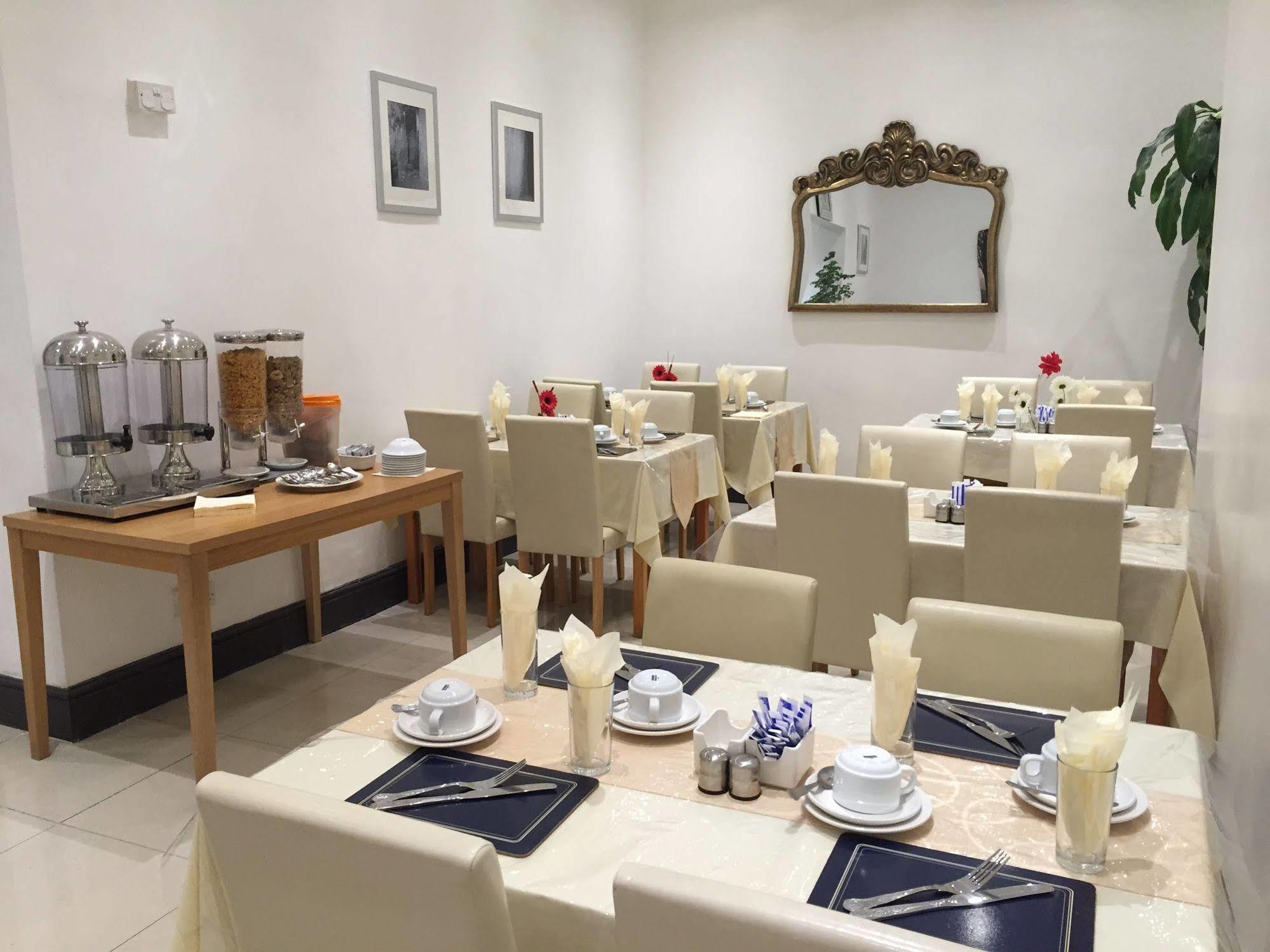 Oyo Firs Lodge London Heathrow Hounslow Esterno foto