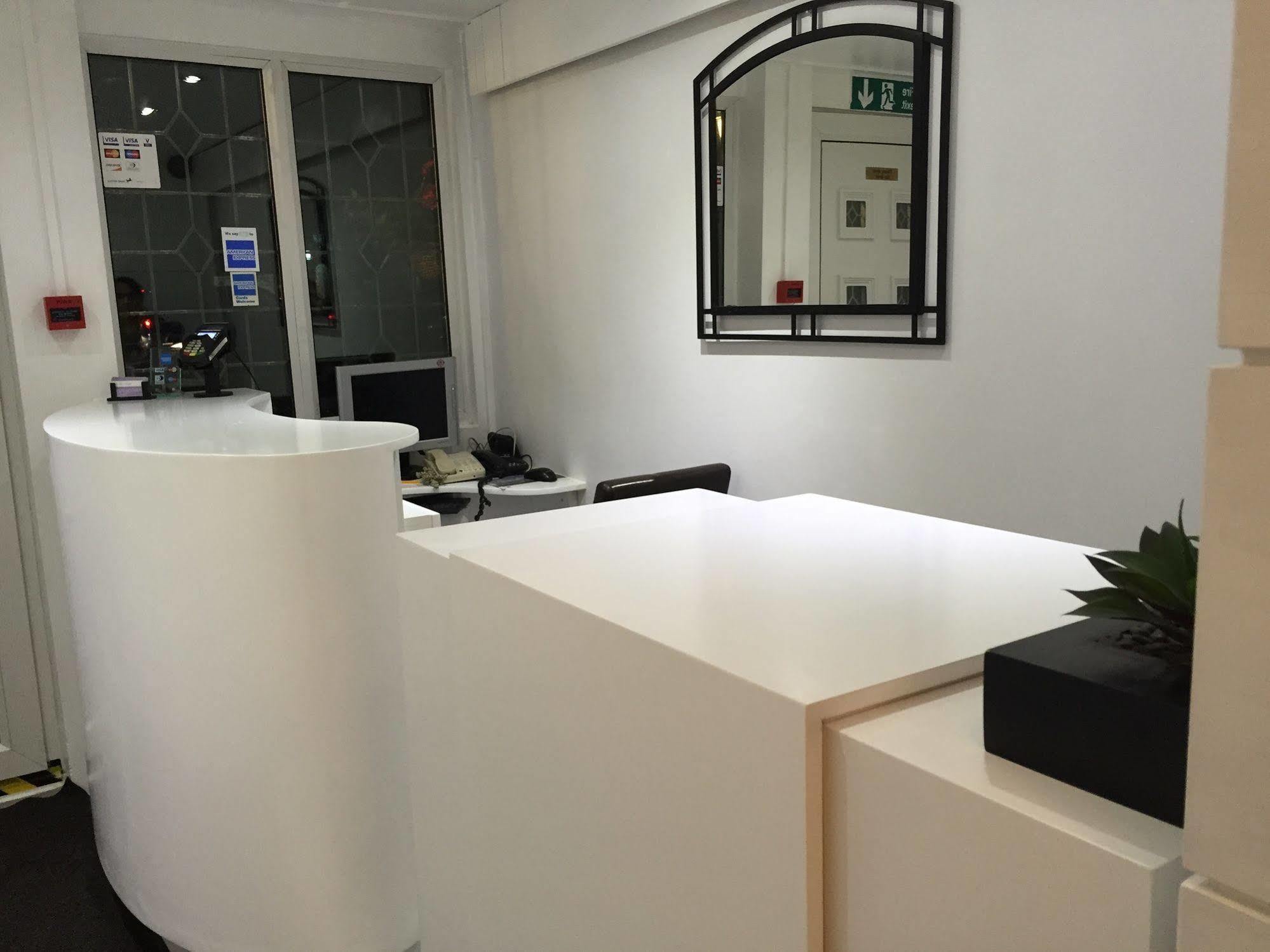 Oyo Firs Lodge London Heathrow Hounslow Esterno foto